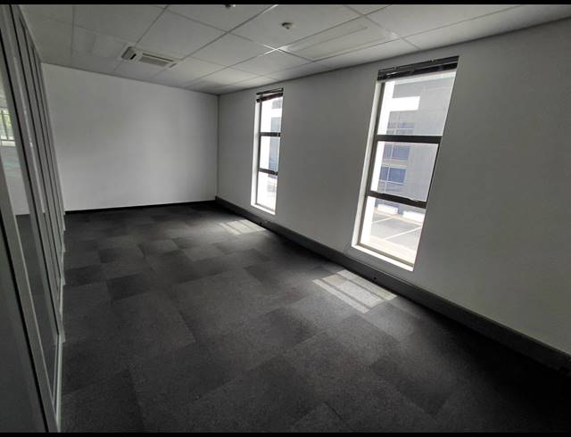 1,005M² OFFICE TO LET IN BRYANSTON